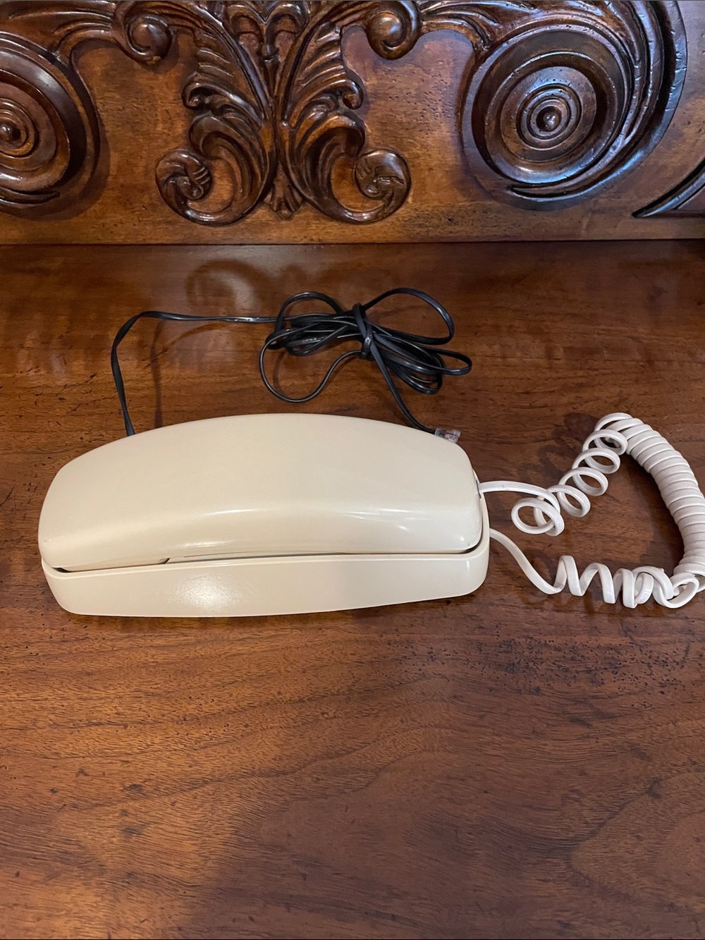 AT&T electric Vintage 1980s beige Trimline telephone